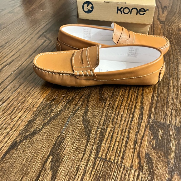 Kone leather shoes worn once.  EUC condition.  Size 35EU or size 3 boys US - Picture 2 of 5